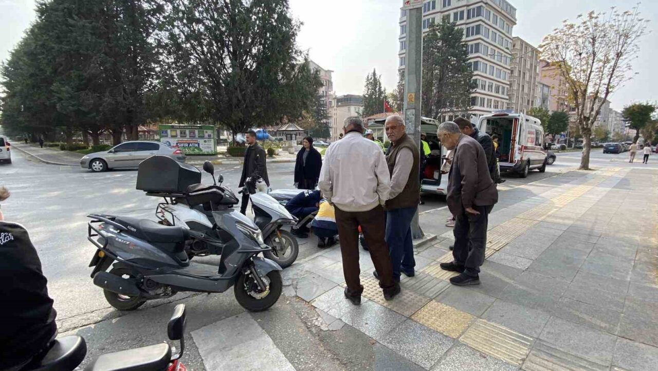 Çorum'da otomobil ile motosikletin çarpıştığı kazada motosiklet sürücüsü B.S.Ç. yaralandı.