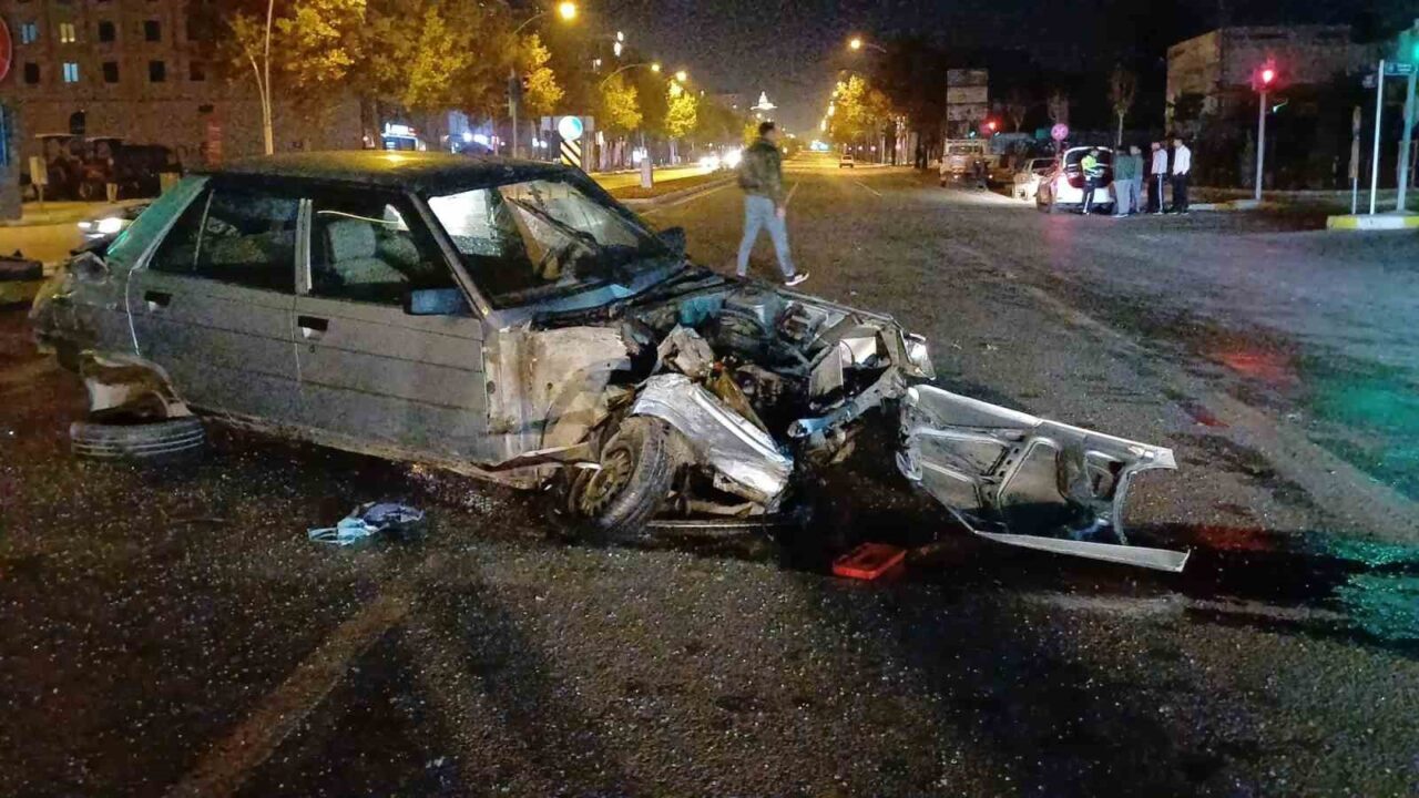 Çorum'da meydana gelen trafik kazasında tır ile otomobil çarpıştı. İ.E.