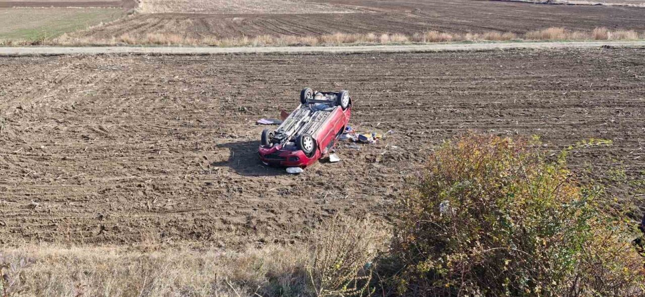 Çorum'da H.İ.B. yönetimindeki otomobil, sürücünün direksiyon hakimiyetini kaybetmesi sonrası tarlaya