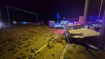 Çorum'un Alaca ilçesinde otomobil ile tır arasında meydana gelen kazada