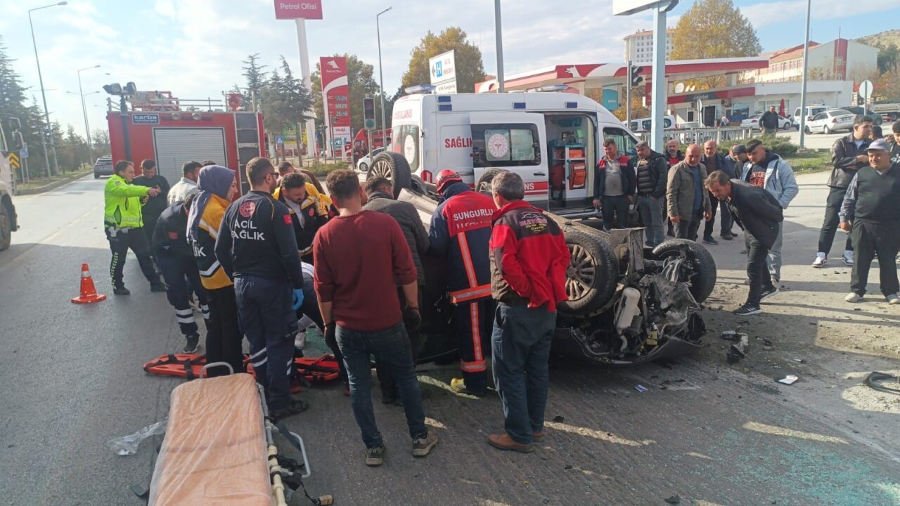 Çorum’un Sungurlu ilçesinde, Altay Ö.'nün kontrolündeki otomobil takla attı. Olay,