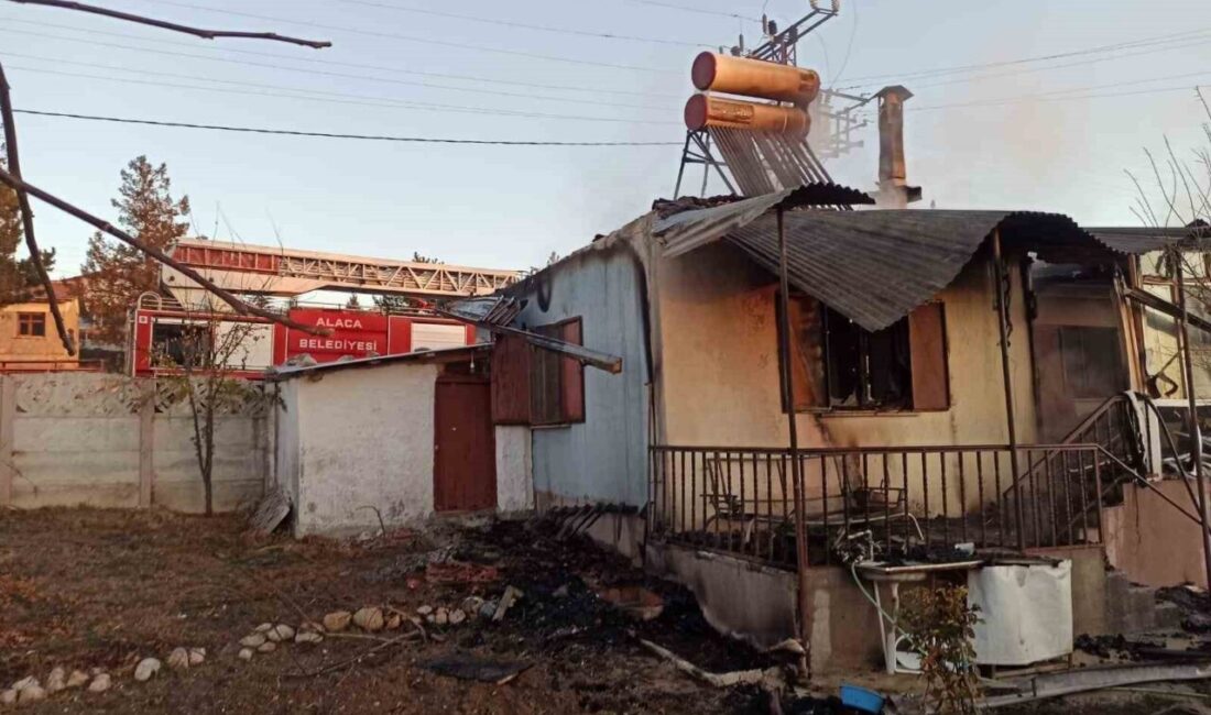 Çorum'un Alaca ilçesinde İbrahim U.'ya ait ahşap evde çıkan yangın,