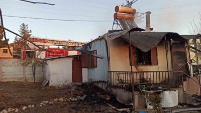 Çorum'un Alaca ilçesinde İbrahim U.'ya ait ahşap evde çıkan yangın,