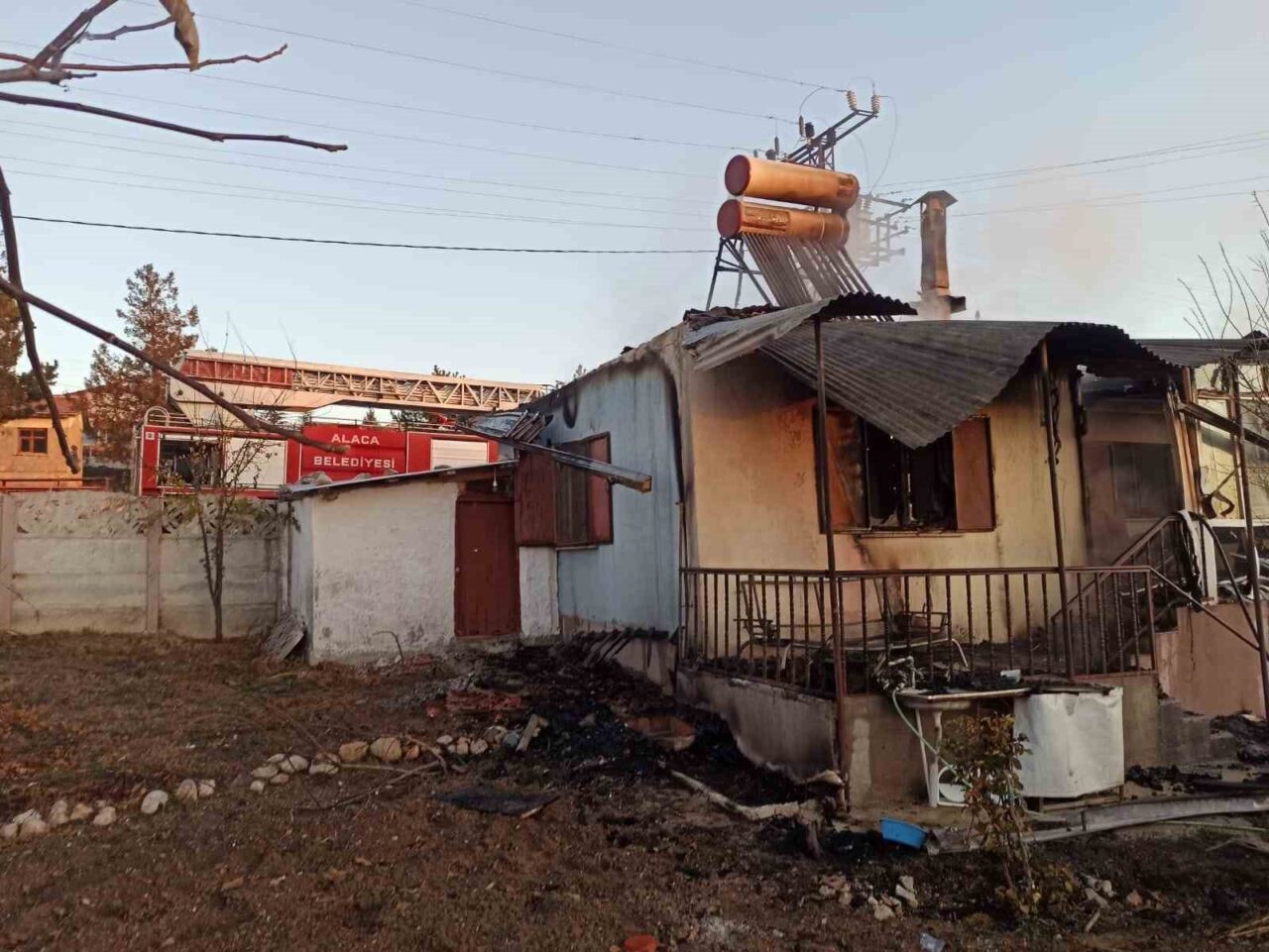 Çorum'un Alaca ilçesinde İbrahim U.'ya ait ahşap evde çıkan yangın,