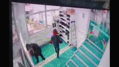 Ordu'nun Ünye ilçesinde, Cuma namazı için camiye gelen Nuri Aksöyek,