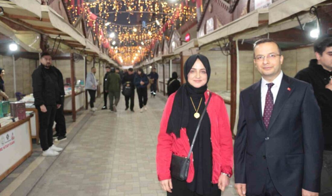 Cizre’de Düzenlenen Kitap Fuarında Cumhurbaşkanı Başdanışmanı Gülşen Orhan, Kültürel Etkinliklerin Önemi Vurgulandı Cizre'de düzenlenen kitap fuarını ziyaret eden Cumhurbaşkanı Başdanışmanı Gülşen Orhan,