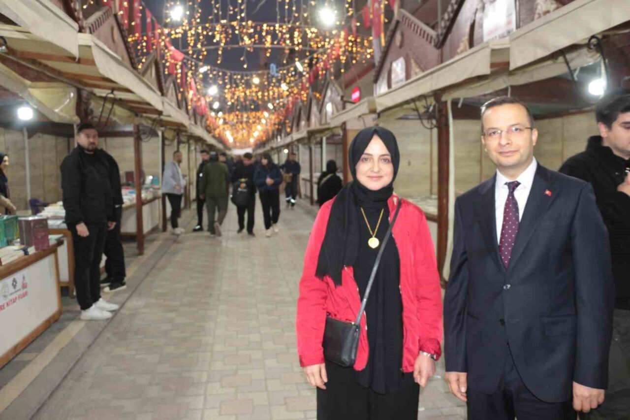 Cizre'de düzenlenen kitap fuarını ziyaret eden Cumhurbaşkanı Başdanışmanı Gülşen Orhan,