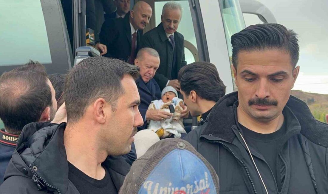Cumhurbaşkanı Erdoğan, Adıyaman’da 350 bininci deprem konutunun anahtarını teslim ederken bir bebeği sevdi ve oyuncaklar dağıttı Cumhurbaşkanı Recep Tayyip Erdoğan, Adıyaman'da 350 bininci deprem konutunun anahtar