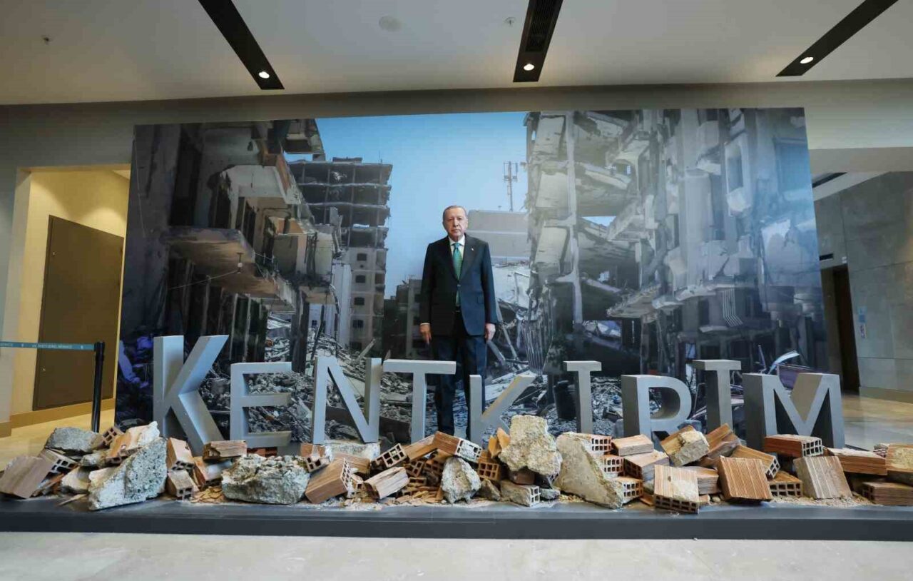 Cumhurbaşkanı Recep Tayyip Erdoğan, Türkiye'ye gelen bir askeri kargo uçağının