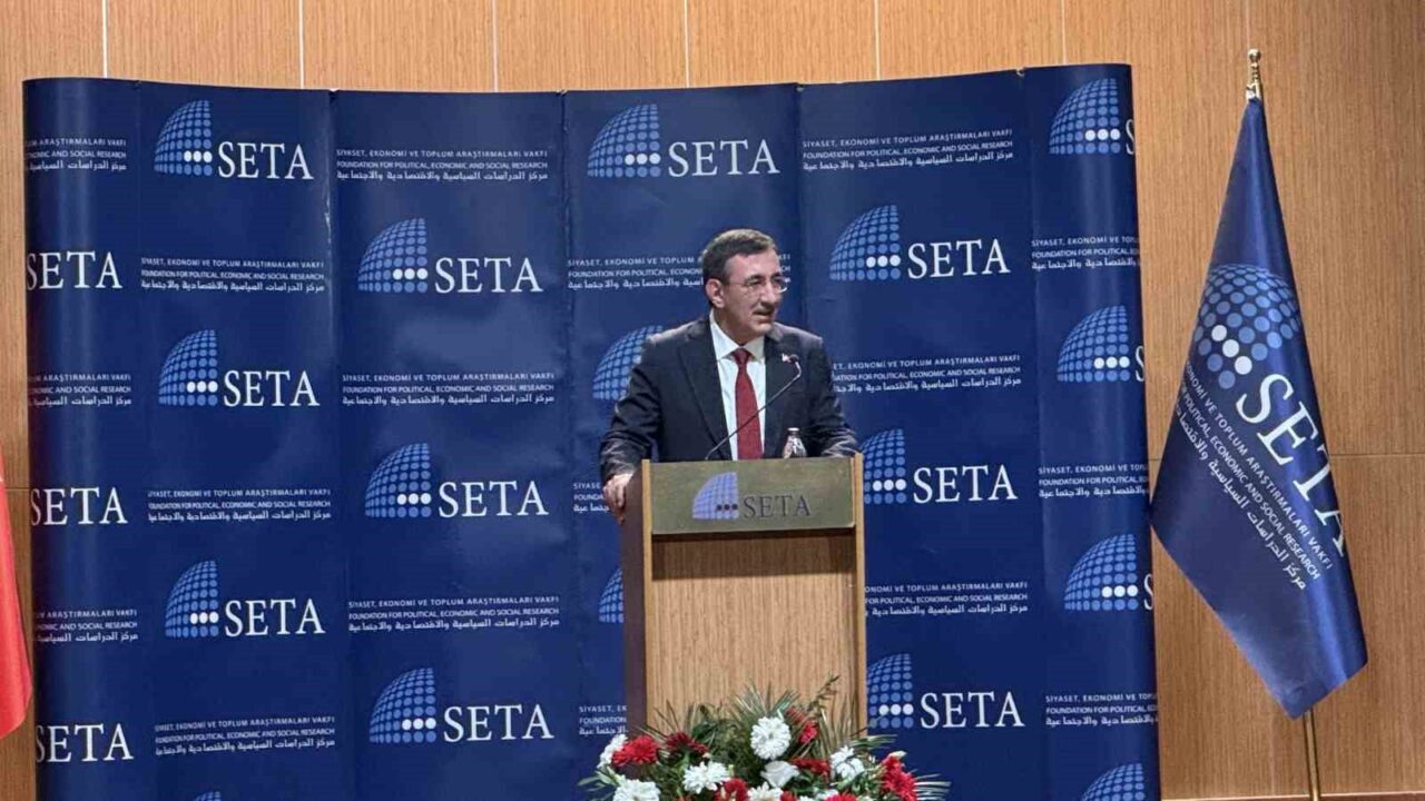 Cumhurbaşkanı Yardımcısı Cevdet Yılmaz, İstanbul'da düzenlenen sempozyumda, gençlere yönelik Aile