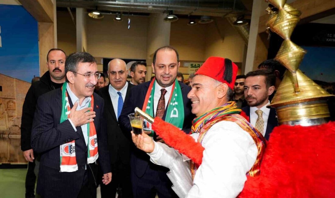 Cumhurbaşkanı Yardımcısı Cevdet Yılmaz, Diyarbakır Tanıtım Günleri'ni İstanbul'da ziyaret etti.