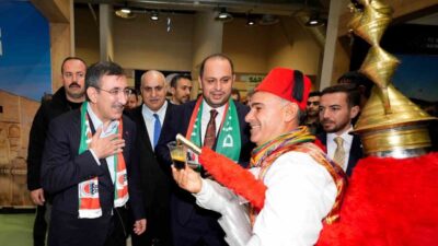 Cumhurbaşkanı Yardımcısı Cevdet Yılmaz, Diyarbakır Tanıtım Günleri'ni İstanbul'da ziyaret etti.