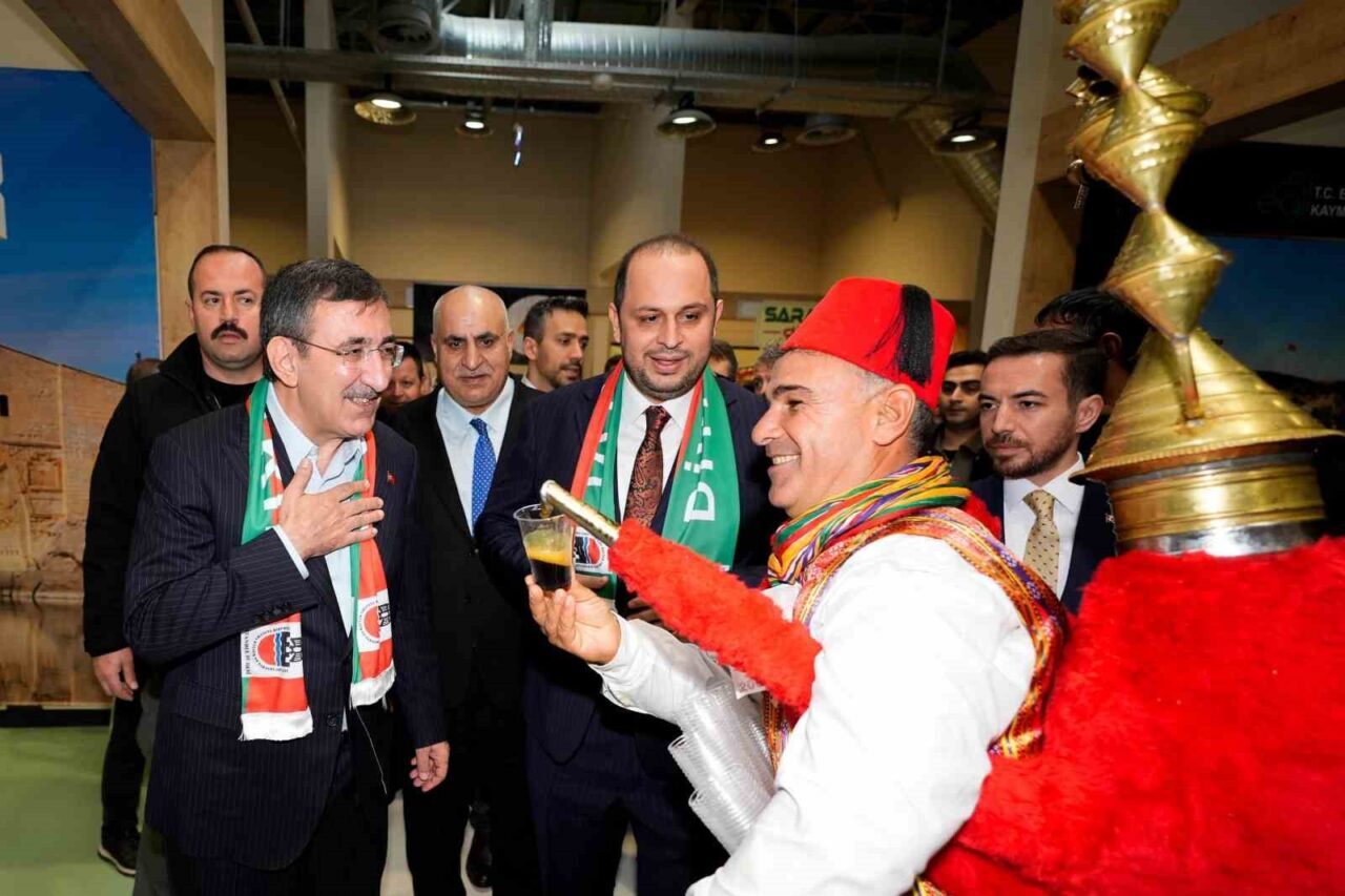 Cumhurbaşkanı Yardımcısı Cevdet Yılmaz, Diyarbakır Tanıtım Günleri'ni İstanbul'da ziyaret etti.