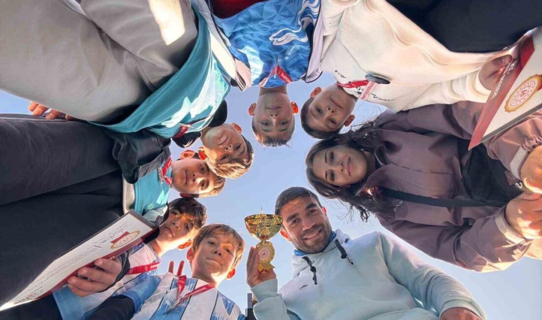 Van'da gerçekleştirilen Okullar Arası Atletizm Yarışması'nda Cumhuriyet Ortaokulu, kızlar 2000