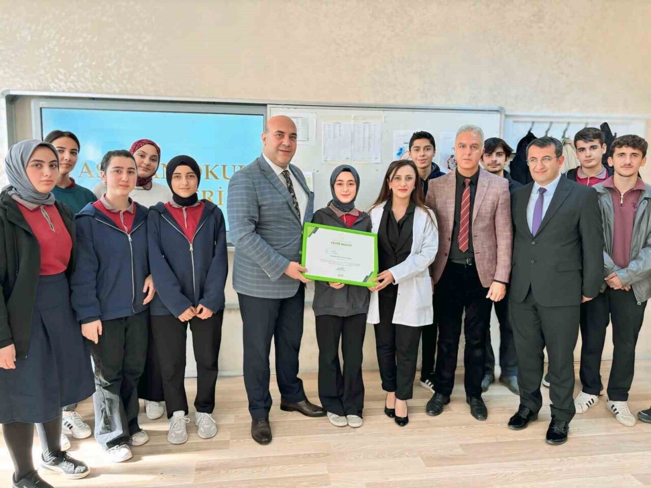 İzzeddin Şir Anadolu Lisesi’nden “Yaşayan Okul Bahçesi” Projesi ile Çevre Beratı’na Layık Görüldü