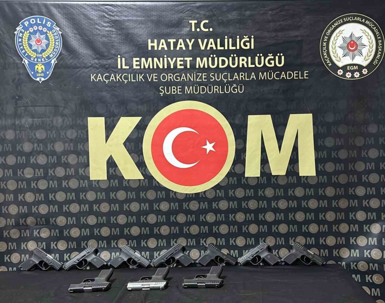 Hatay'da, Defne'deki bir uygulama noktasında durdurulan araçta 10 ruhsatsız tabanca