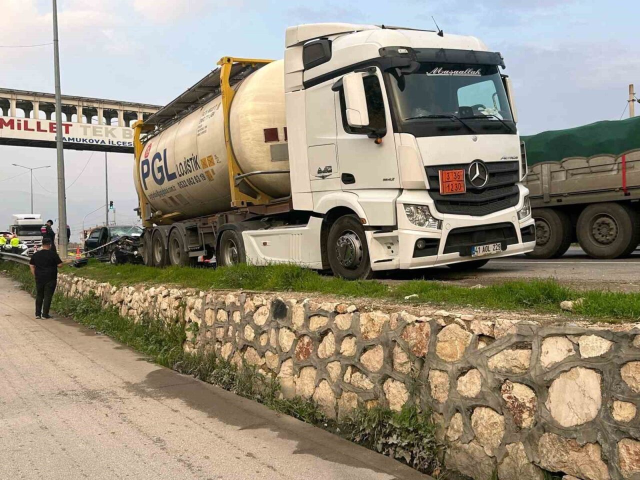 Sakarya'nın Pamukova ilçesinde D-650 kara yolunda park halindeki tıra çarpan