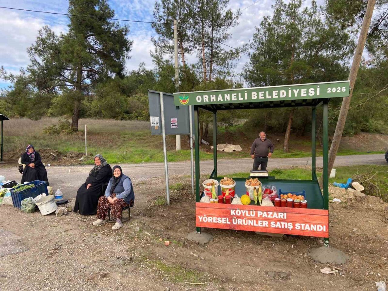 Orhaneli Belediyesi, köylü çiftçilerin organik meyve ve sebzelerini satabilmeleri için