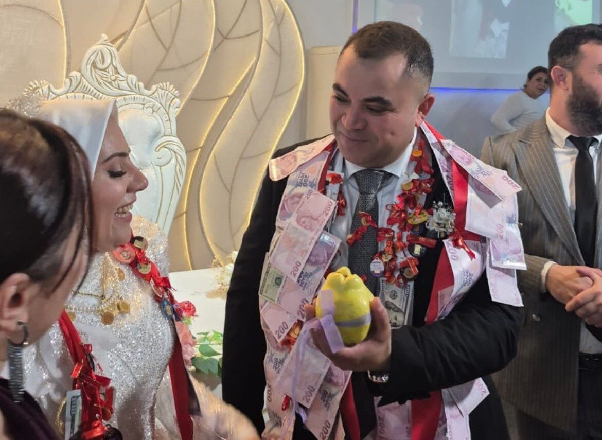 Amasya Düğününde Damat Arkadaşlarının Şakasını Ayva İle Karşılıyor