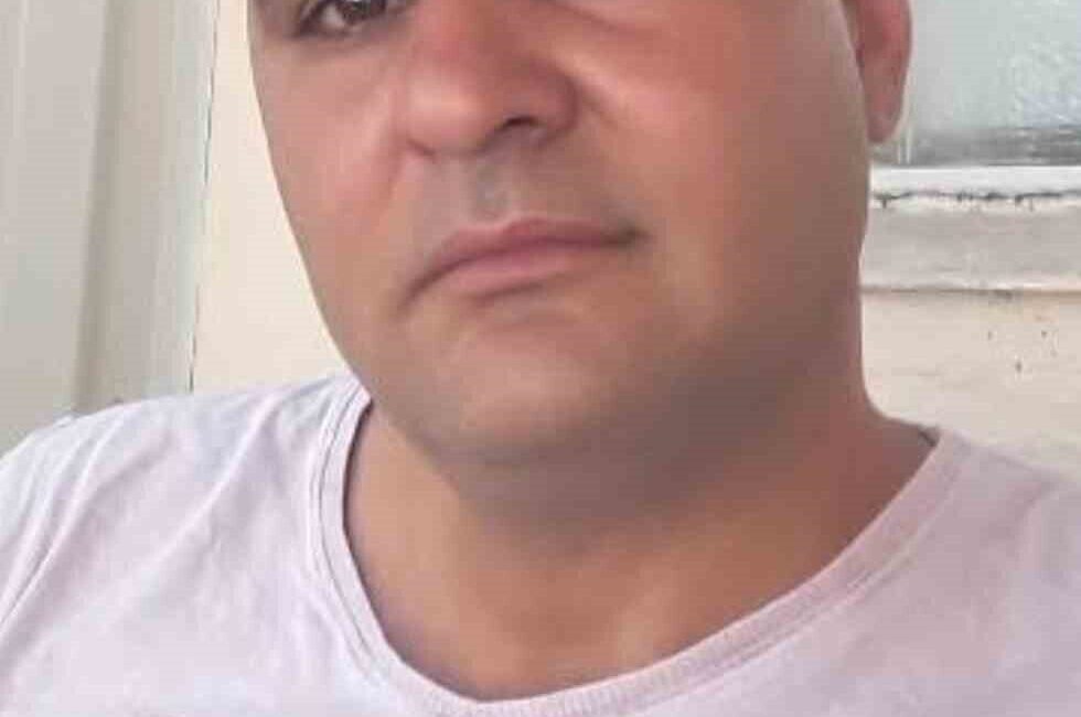 İzmir Menderes’te yılmaz hayvanın kafa darbesi sonucu ağır yaralanan adam hastanede hayatını kaybetti İzmir'in Menderes ilçesinde, 41 yaşındaki Suat Aydın, ahırda danasını araca