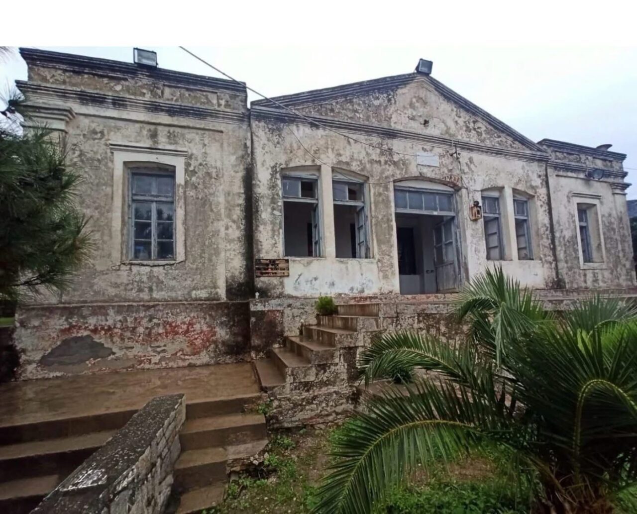 Muğla'nın Datça ilçesindeki uzun süre kullanılmayan Cumalı İlkokulu'nun restorasyon süreci