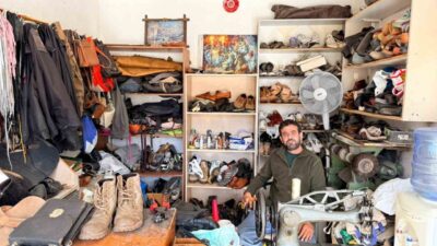 Muğla'nın Datça ilçesinin 26 yıldır tek ayakkabı tamircisi olan Rıdvan