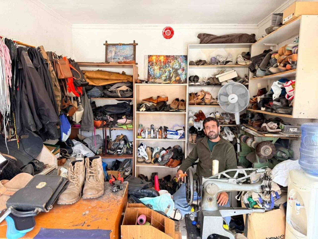 Muğla'nın Datça ilçesinin 26 yıldır tek ayakkabı tamircisi olan Rıdvan