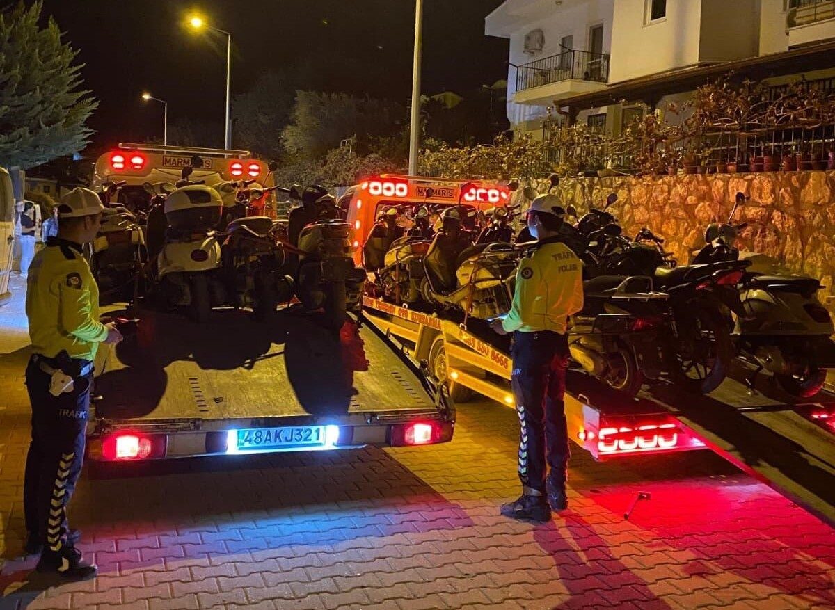 Muğla'nın Datça ilçesinde yapılan trafik denetiminde gürültü yapan ve plakasız