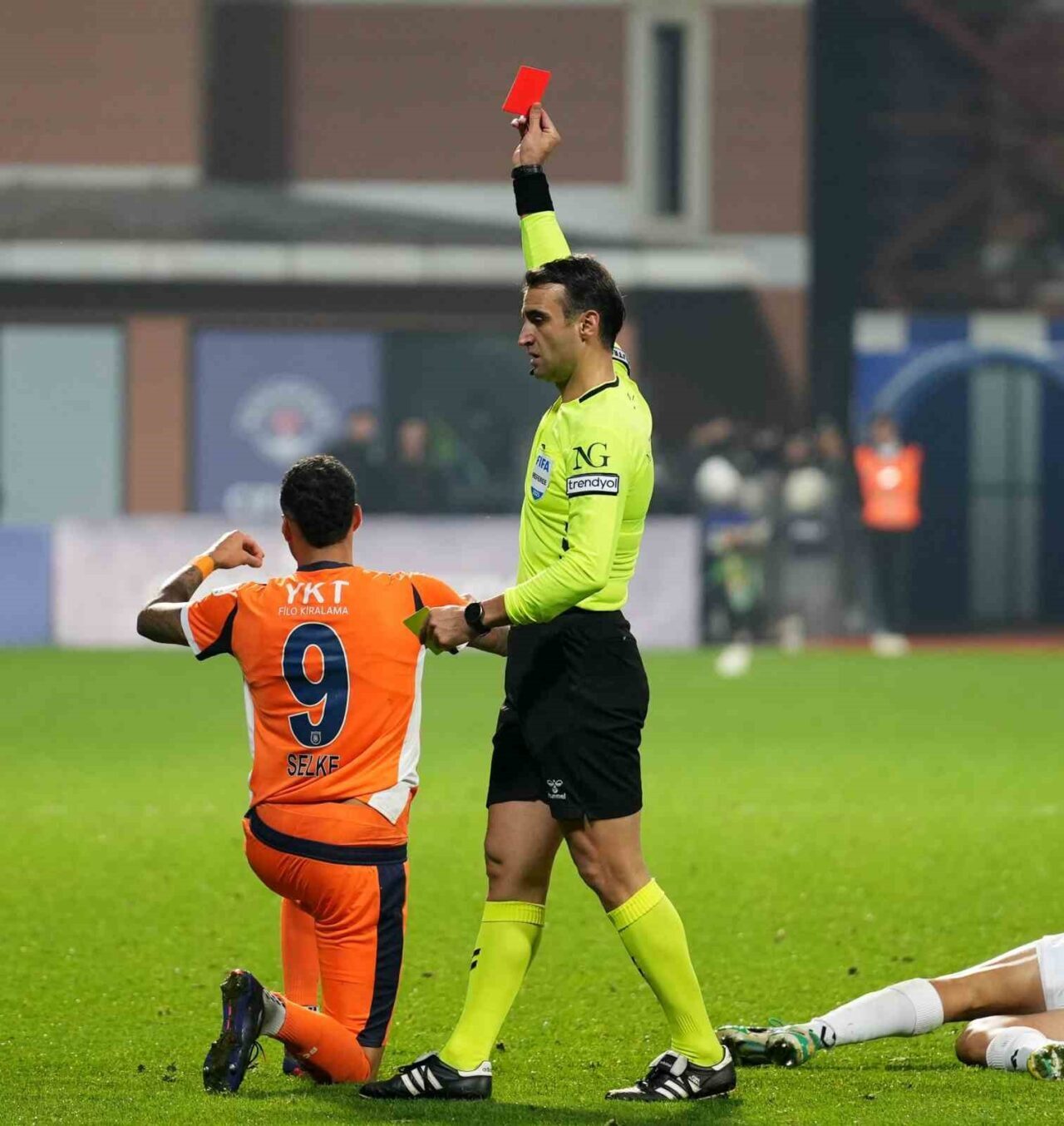 Başakşehir, Kasımpaşa'yı 3-1 yenerken, Davie Selke, çift sarı kart sonrası