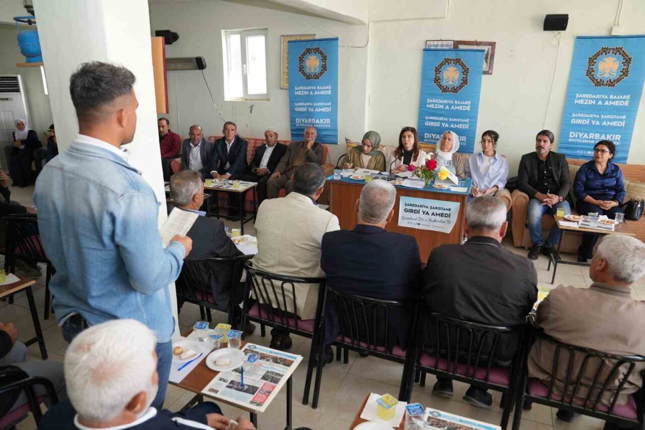 Diyarbakır Büyükşehir Belediye Başkanı Serra Bucak, Hazro'daki muhtarlarla bir araya