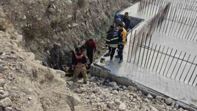 Hatay'ın Defne ilçesindeki bir inşaat alanına giren bir kişi, temelin