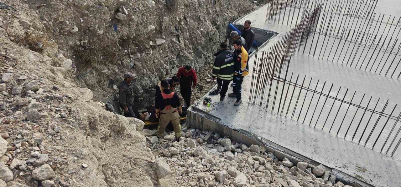 Hatay'ın Defne ilçesindeki bir inşaat alanına giren bir kişi, temelin