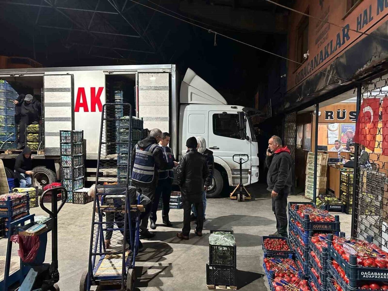 Zonguldak Toptancı Hali'nde, Zonguldak Defterdarlığı'na bağlı denetim ekipleri, sabaha karşı