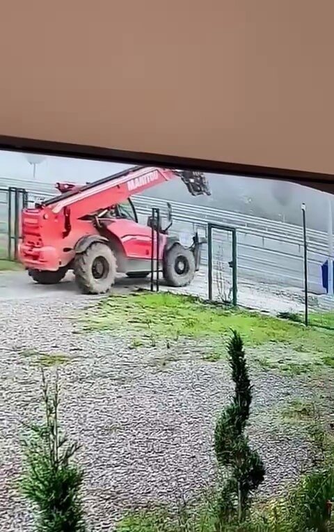 Sakarya'nın Adapazarı ilçesinde, sabah saatlerinde kimliği belirsiz bir şahıs, değeri