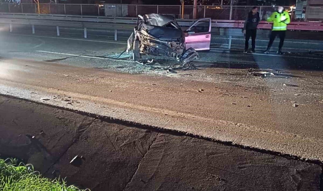 Kocaeli'nin Körfez ilçesinde D-100 Karayolu'nda sürücüsünün kontrolünden çıkan bir otomobil