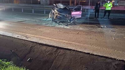 Kocaeli'nin Körfez ilçesinde D-100 Karayolu'nda sürücüsünün kontrolünden çıkan bir otomobil