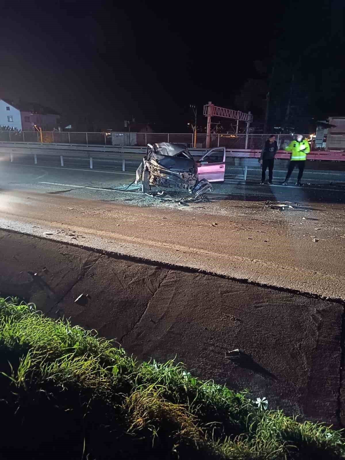 Kocaeli D-100 Karayolu’nda Kontrolden Çıkan Araç Bariyerlere Çarptı, Sürücü Hastaneye Kaldırıldı