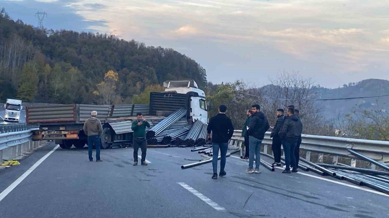 Zonguldak-Ereğli karayolunda 67 LK 263 plakalı tır, sürücüsünün kontrolünü kaybetmesiyle