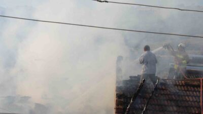 Manisa'nın Demirci ilçesinde Osman Kahraman'a ait evde çıkan yangında, ev