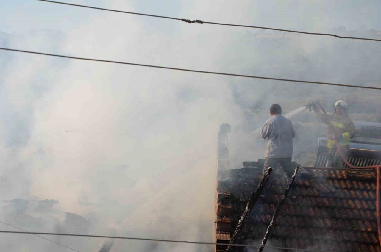 Manisa'nın Demirci ilçesinde Osman Kahraman'a ait evde çıkan yangında, ev