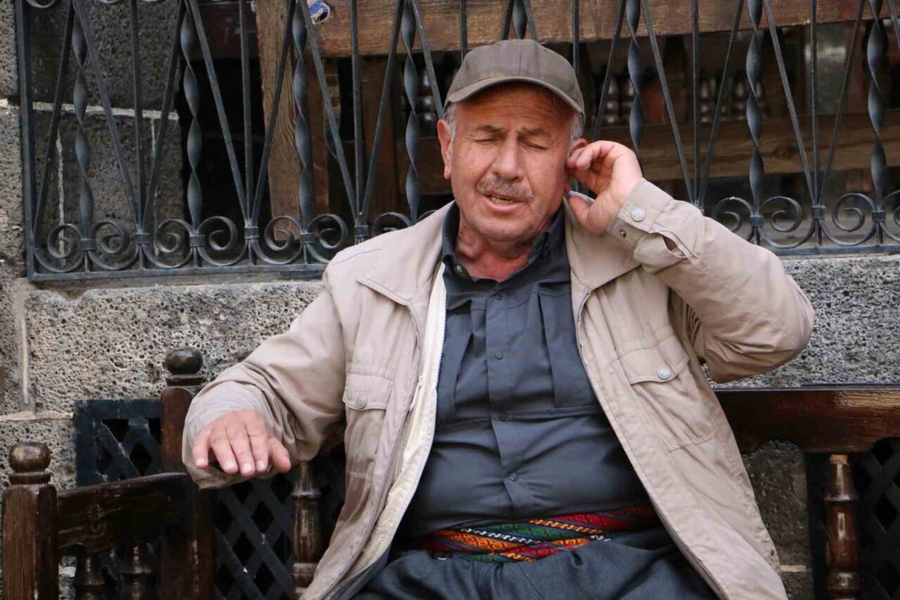 Diyarbakır'daki geleneksel dengbejlik kültürü, gençlerden ilgi görmemekte. Uzmanlar, yaşlıların yoğun