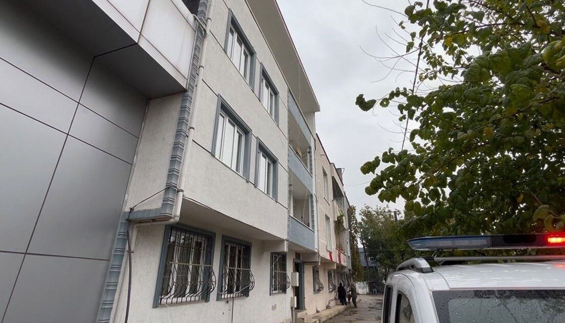 Bursa'nın Osmangazi ilçesinde Bedrettin Özer (45), 3. kattaki evinin camından