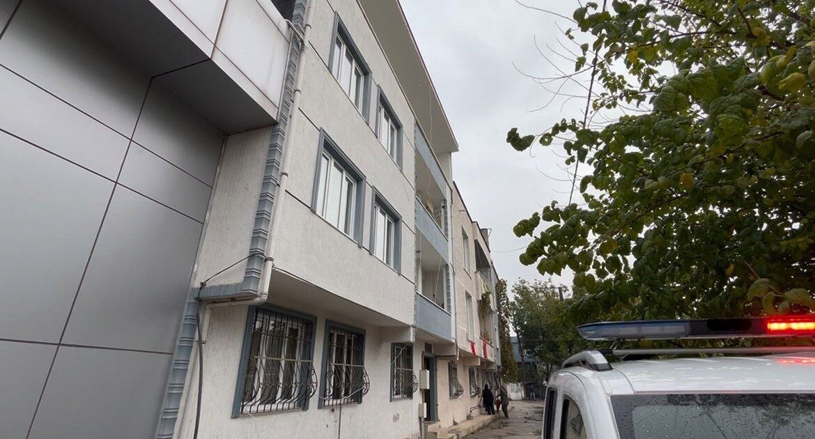 Bursa'nın Osmangazi ilçesinde Bedrettin Özer (45), 3. kattaki evinin camından