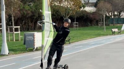 Bakırköy'de lodos rüzgarını değerlendiren bir sörf tutkunu, Florya sahilinde kaykaya