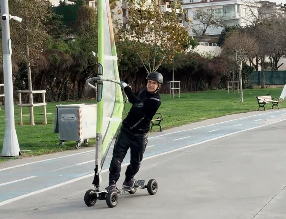 Bakırköy'de lodos rüzgarını değerlendiren bir sörf tutkunu, Florya sahilinde kaykaya