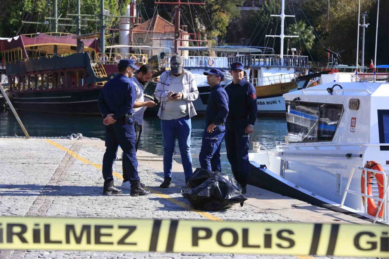 Antalya'nın Muratpaşa ilçesindeki Bababurnu açıklarında, 15 yaşlarında bir kıza ait