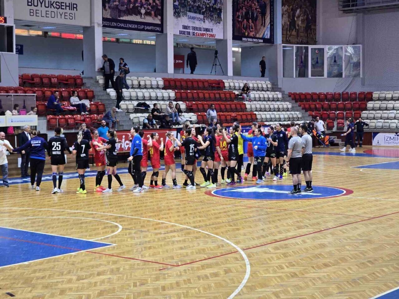 Armada Praxis Yalıkavakspor, sezonun ilk devresini 29-21'lik skorla Göztepe'yi yenerken,
