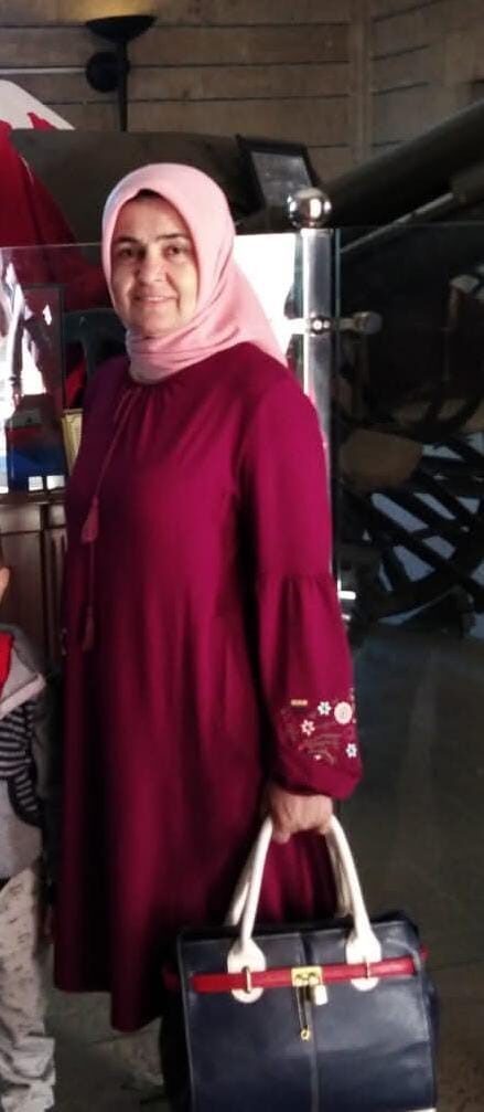 Denizli'nin Pamukkale ilçesinde, Sabahat Artan (56), bahçesindeki ağacı budarken dengesini