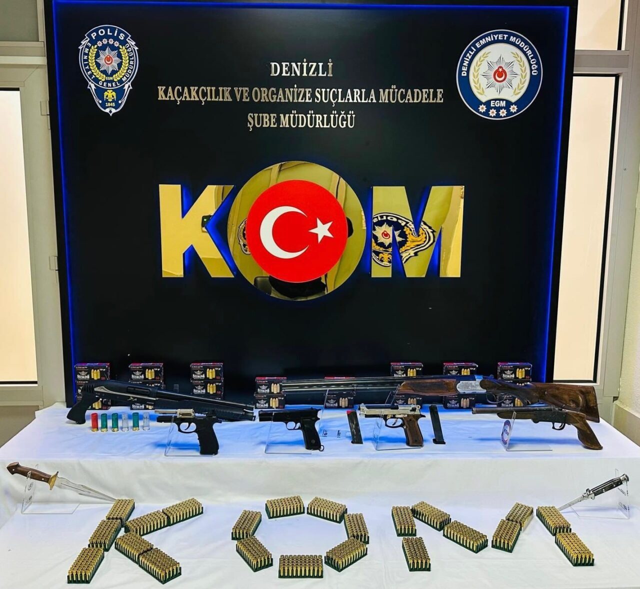 Denizli'de organize suçlarla mücadele ekipleri, silah kaçakçılığı iddiasıyla üç kişiyi