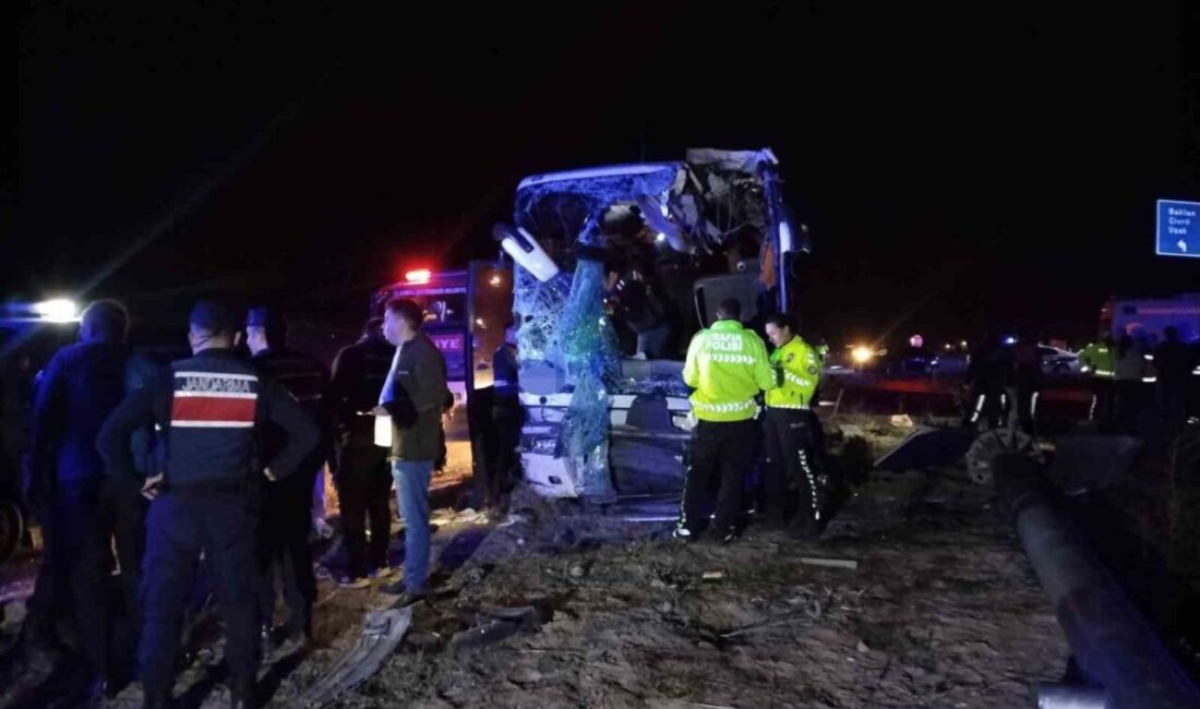 Denizli’de Minibüs ile Otobüs Çarpıştı: 1 Ölü, 13 Yaralı Denizli'nin Çal ilçesinde minibüs ile yolcu otobüsünün çarpışması sonucu otobüs